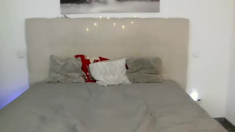 Snapshot of petersemily chatting on 12/28/24, 09:30 Peters Emily online show from 12/28/24, 09:30