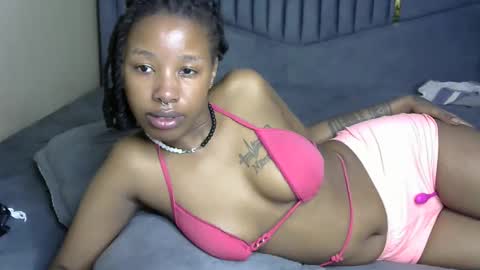 Snapshot of petite_byb1 chatting on 04/15/26, 07:10 lonny online show from 04/15/26, 07:10