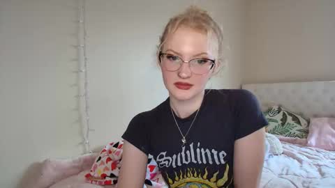 Snapshot of petite_cupcake chatting on 05/05/26, 07:44 Little cupcake online show from 05/05/26, 07:44