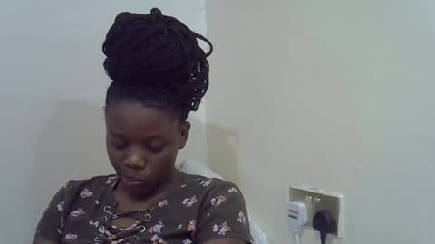 petite_melan online show from 12/14/25, 12:43