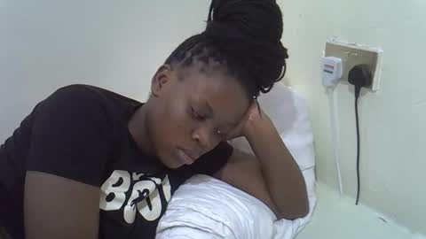 petite_melan online show from 12/17/25, 08:20