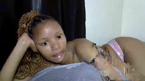 Snapshot of petite_melinda chatting on 07/11/26, 01:19 petite_melinda online show from 07/11/26, 01:19