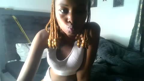 petite_queen69 online show from 06/12/26, 10:52