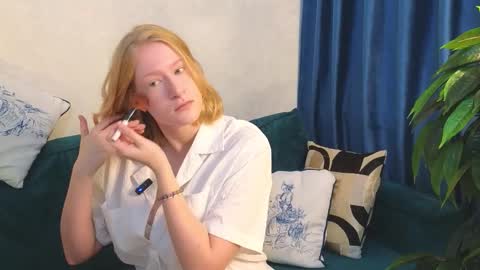 Snapshot of petitelz chatting on 11/15/25, 06:59 Elza online show from 11/15/25, 06:59