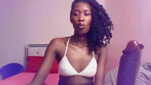 Snapshot of petitequeen099 chatting on 04/08/26, 05:35 QueP online show from 04/08/26, 05:35