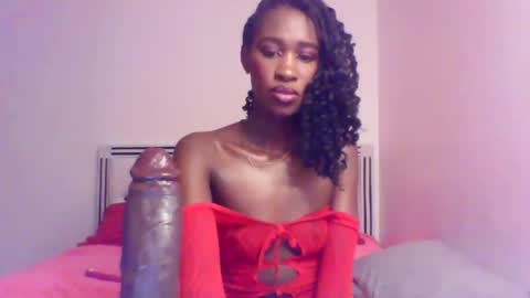 Snapshot of petitequeen099 chatting on 04/13/26, 06:24 QueP online show from 04/13/26, 06:24