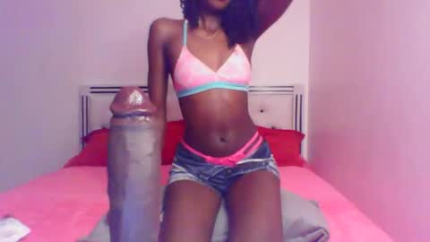 Snapshot of petitequeen099 chatting on 04/14/26, 06:36 QueP online show from 04/14/26, 06:36