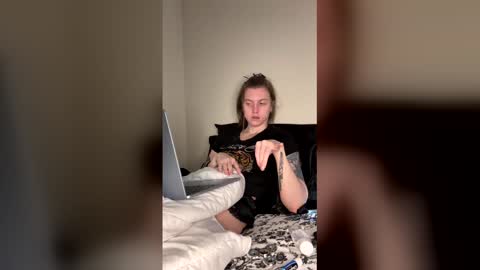 Snapshot of petiteratt chatting on 04/15/26, 07:54 I am very new and dont know what im doing lol online show from 04/15/26, 07:54