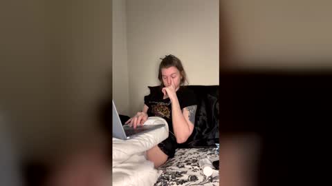 Snapshot of petiteratt chatting on 04/15/26, 07:58 I am very new and dont know what im doing lol online show from 04/15/26, 07:58