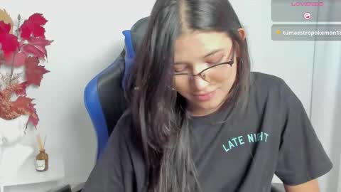 Snapshot of petitesophi chatting on 11/25/25, 10:10 Sofa online show from 11/25/25, 10:10