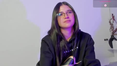 Snapshot of petitesophi chatting on 12/18/25, 09:32 Sofa online show from 12/18/25, 09:32