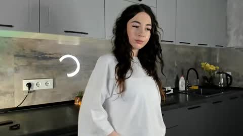 Snapshot of petracilley chatting on 12/16/24, 03:22 Emma online show from 12/16/24, 03:22