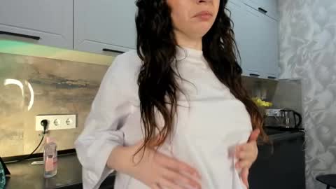 Snapshot of petracilley chatting on 12/20/24, 04:25 Emma online show from 12/20/24, 04:25