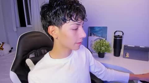 Phil.   INDEPENDENT MODEL online show from 10/17/25, 04:59