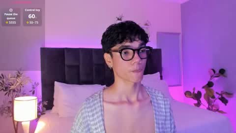 Snapshot of phillicious_ chatting on 11/22/25, 10:42 Phillip online show from 11/22/25, 10:42