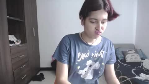 Snapshot of pia_alonzo30 chatting on 05/01/26, 06:23 izzy online show from 05/01/26, 06:23