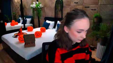 Emelie online show from 10/31/25, 10:16