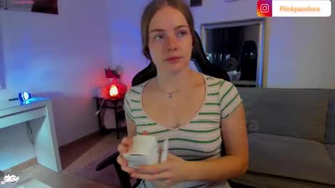 Snapshot of piinkpandora chatting on 11/16/25, 03:17 PiinkPandora online show from 11/16/25, 03:17