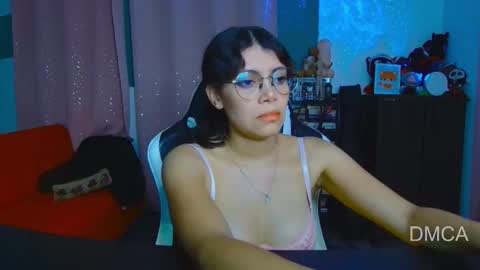 Snapshot of piixiie_d_oll chatting on 12/14/25, 04:51 Andrea G online show from 12/14/25, 04:51