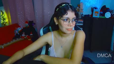 Snapshot of piixiie_d_oll chatting on 12/16/25, 04:28 Andrea G online show from 12/16/25, 04:28