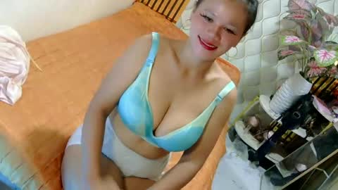Snapshot of pinay_flor chatting on 06/15/26, 11:29 IM FLOR online show from 06/15/26, 11:29