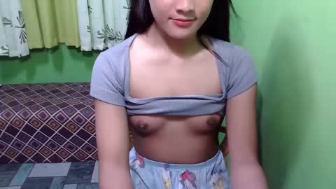 pinaymorena_rhowe online show from 01/04/25, 11:33