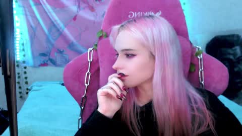 Snapshot of pineapple_dope chatting on 12/16/24, 02:25 Nancy online show from 12/16/24, 02:25