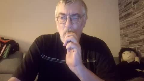 Snapshot of pinholder chatting on 12/17/25, 07:31 Michael online show from 12/17/25, 07:31