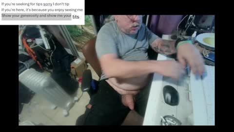 Snapshot of pini_z chatting on 02/28/25, 07:46 pini_z online show from 02/28/25, 07:46