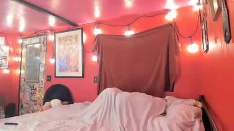 Snapshot of pinkandheated chatting on 12/24/24, 11:17 Virginity smiles online show from 12/24/24, 11:17