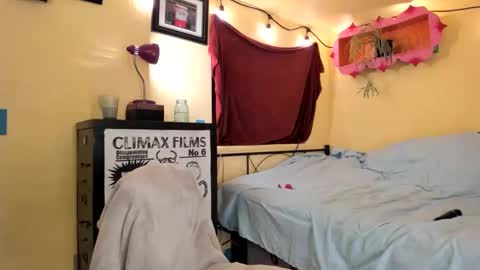 Snapshot of pinkandheated chatting on 10/21/25, 06:58 Virginity smiles online show from 10/21/25, 06:58