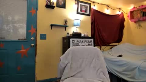 Snapshot of pinkandheated chatting on 11/23/25, 08:25 Virginity smiles online show from 11/23/25, 08:25