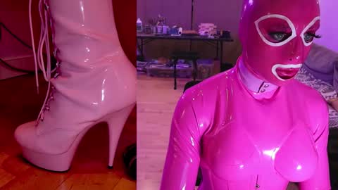 Snapshot of pinklatexgurl chatting on 12/19/25, 11:12 pinklatexgurl online show from 12/19/25, 11:12