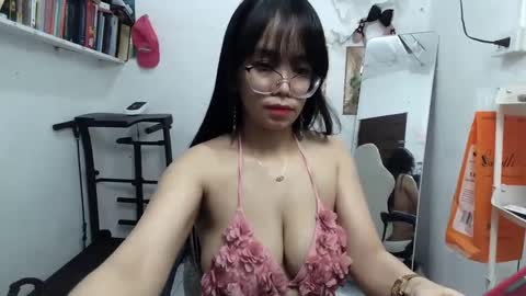 Snapshot of pinkyrosexx chatting on 01/27/25, 12:22 Rose online show from 01/27/25, 12:22