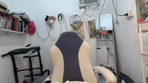 Snapshot of pinkyrosexx chatting on 02/28/25, 12:43 Rose online show from 02/28/25, 12:43