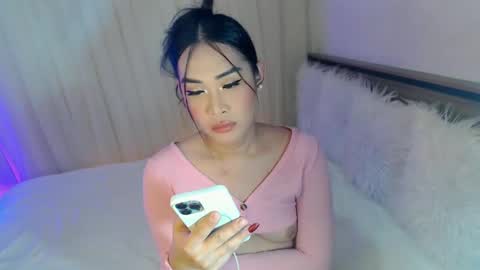 Snapshot of piroulita chatting on 10/24/25, 05:04 Ari online show from 10/24/25, 05:04