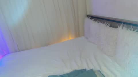 Snapshot of piroulita chatting on 11/22/25, 02:49 Ari online show from 11/22/25, 02:49