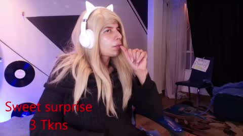 Snapshot of pistachx chatting on 12/19/25, 03:46 Dani online show from 12/19/25, 03:46