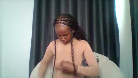 Snapshot of pixie_roman chatting on 11/27/25, 01:02 Majesty online show from 11/27/25, 01:02