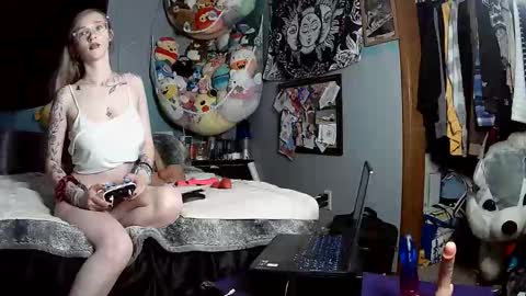 Snapshot of pixieprincess03 chatting on 11/09/25, 08:01 Princess online show from 11/09/25, 08:01