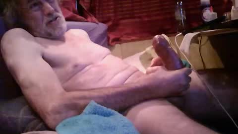 Snapshot of plus84u chatting on 02/19/25, 09:36 Fratzz online show from 02/19/25, 09:36