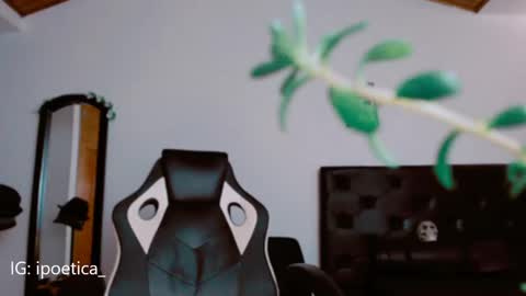 Snapshot of poeeticaa_ chatting on 12/17/24, 05:15 IG ipoetica online show from 12/17/24, 05:15