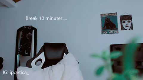 Snapshot of poeeticaa_ chatting on 01/10/25, 06:06 IG ipoetica online show from 01/10/25, 06:06