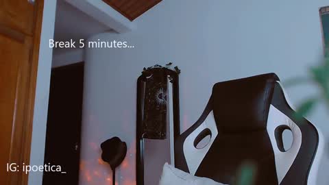 Snapshot of poeeticaa_ chatting on 01/18/25, 03:27 IG ipoetica online show from 01/18/25, 03:27