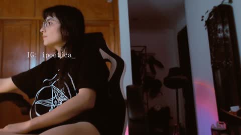 Snapshot of poeeticaa_ chatting on 02/01/25, 06:29 IG ipoetica online show from 02/01/25, 06:29
