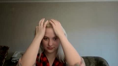 Snapshot of poisondark chatting on 12/17/25, 10:54 poisondark online show from 12/17/25, 10:54