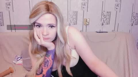 Snapshot of polly_wow chatting on 06/19/26, 10:35 Polly online show from 06/19/26, 10:35