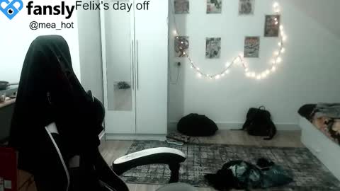 Snapshot of pomo_07 chatting on 10/02/25, 07:43 aleks ness online show from 10/02/25, 07:43