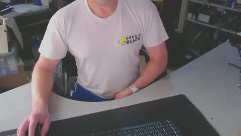 Snapshot of poodledude chatting on 01/28/25, 02:21 Dave online show from 01/28/25, 02:21