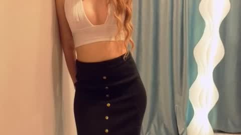 Snapshot of poppybloopy chatting on 11/28/25, 06:32 April online show from 11/28/25, 06:32